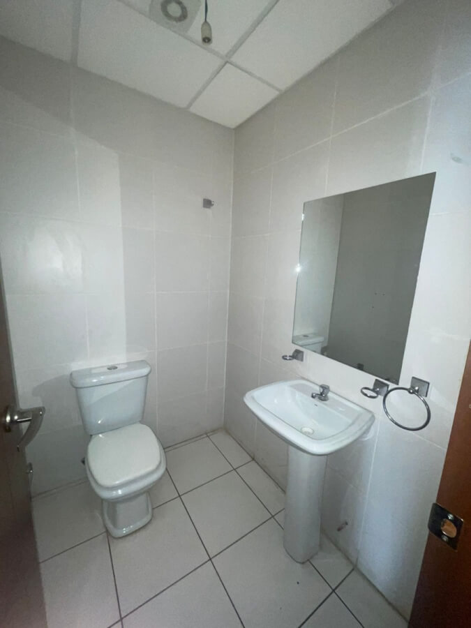 Sus tazas de baño están amarillas y con mal olor n