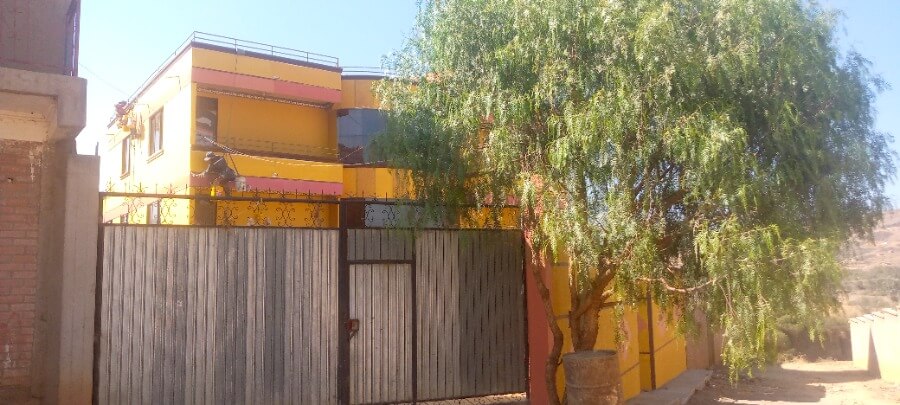 Casa de tres pisos, pintado exterior 